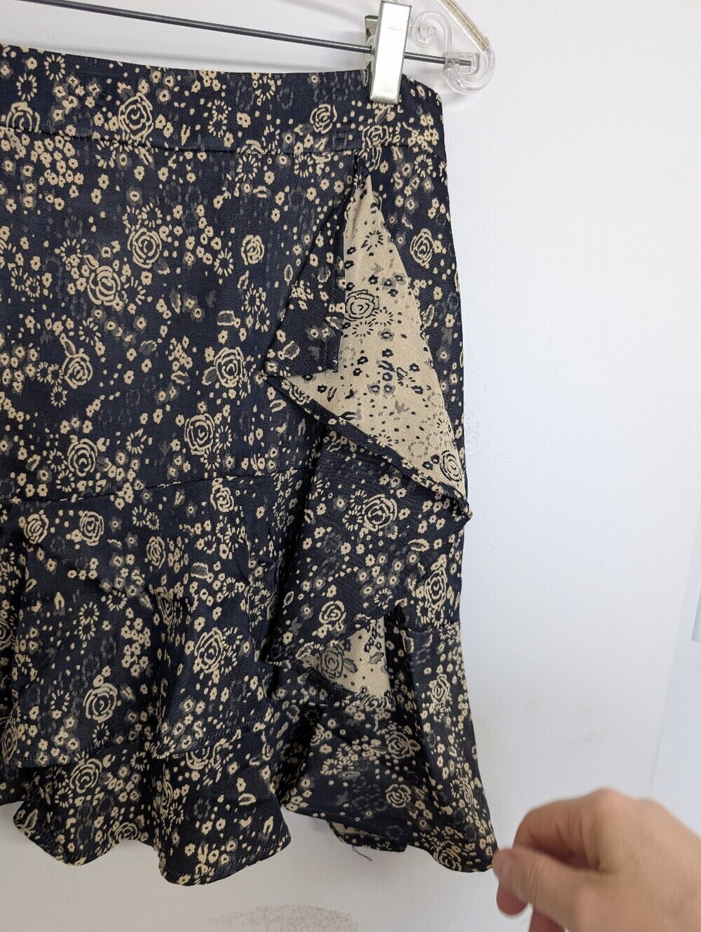 Zara Basic  Floral Ruffle Mini Skirt - Size Large 🌸✨ - Picture 4 of 6